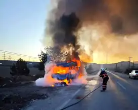 Çankırı-Eldivan Yolu'nda Minibüs Yandı