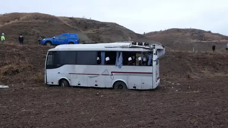 Midibüs Şarampole Devrildi: 29 Yaralı