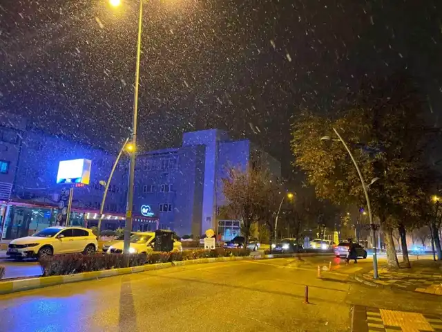 Kentte Kar Sevinci: Beyaz Örtü Her Yeri Kapladı!