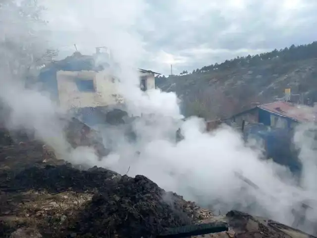 Köy Evi ve Ahırı Yandı