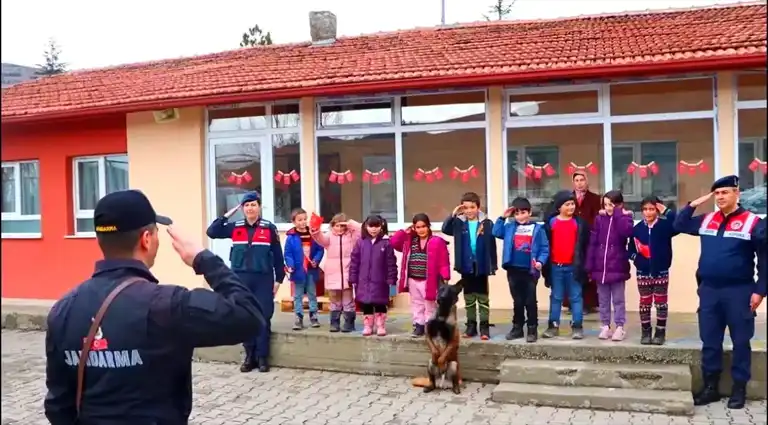 Çankırı Jandarma'dan Öğrencilere Karne Sürprizi!