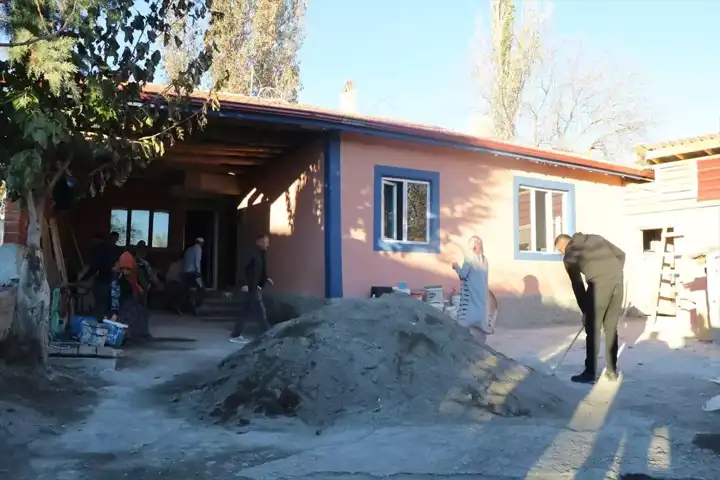 Köyün Birliği Yandı Evi Yeniden İnşa Etti