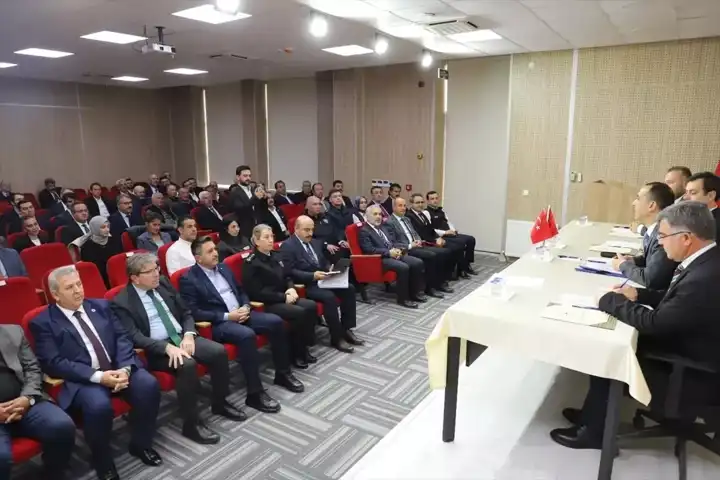 Vali, İlçede Vatandaşlarla Buluştu